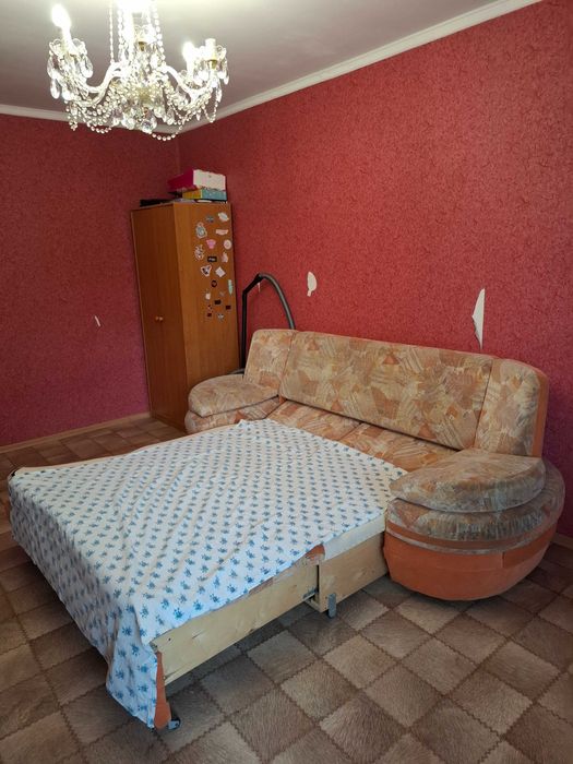 Диван. В очень хорошем состоянии.