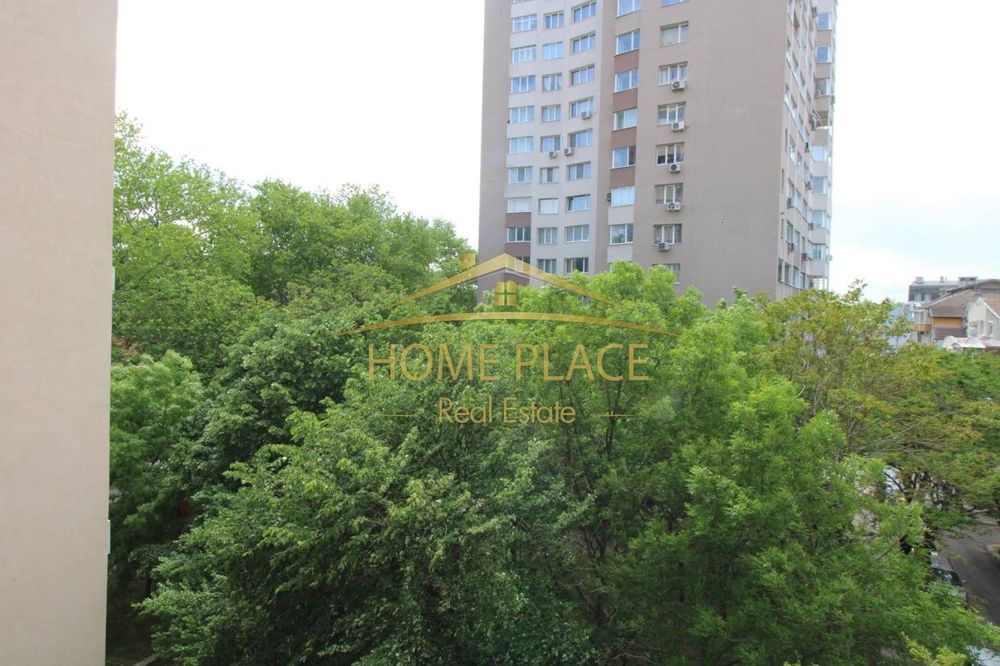 Просторен тристаен обзаведен апартамент до Спортна Зала.