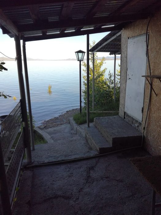 Участок с домиками на Бухтарме