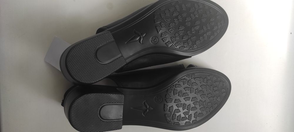 Продам новые босоножки .