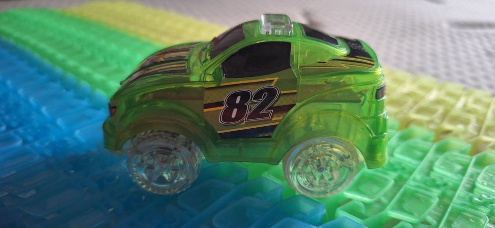 Светеща количка със сглобяема писта