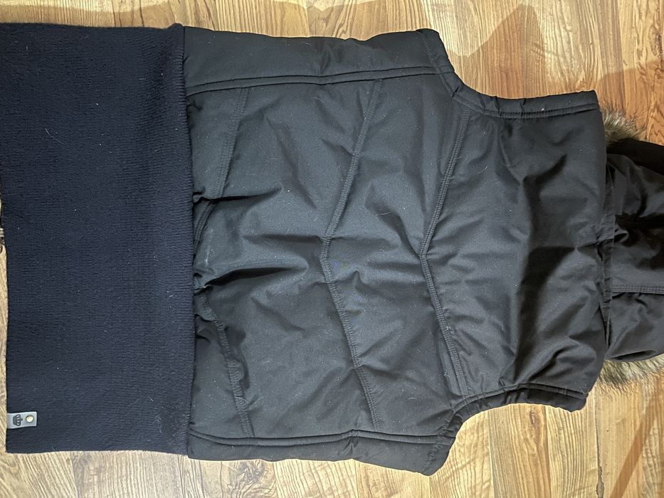 Vestă adidas cu glugă; Nouă