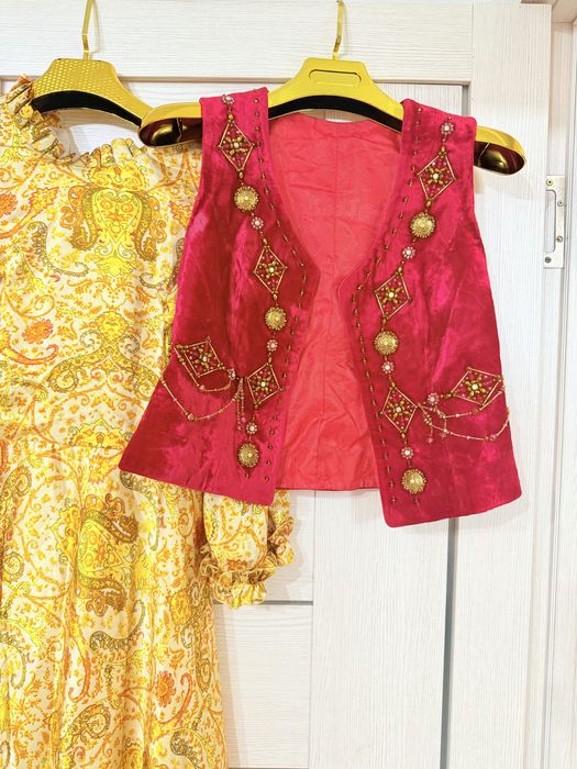 Киімдер сатылады