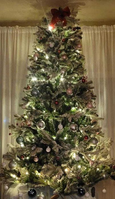 Brad artificial cu zapada si conuri