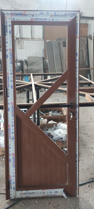 Продавам два броя алуминиеви врати,златен дъб