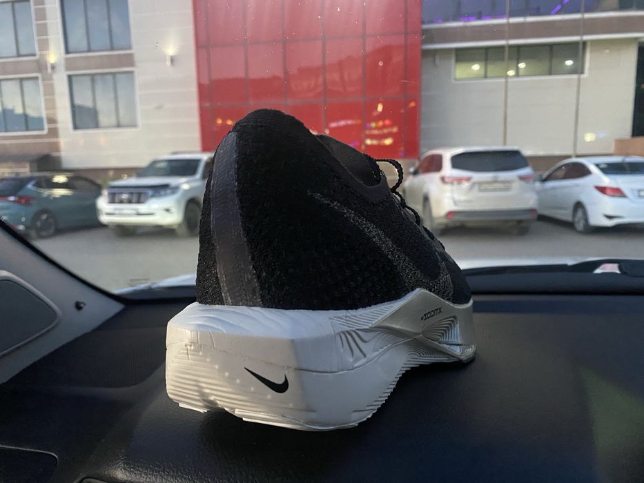 Продам две пары кросовок новые