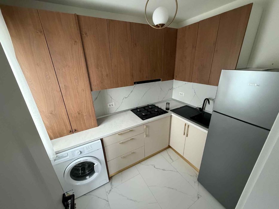 Inchiriez casa Lisaura