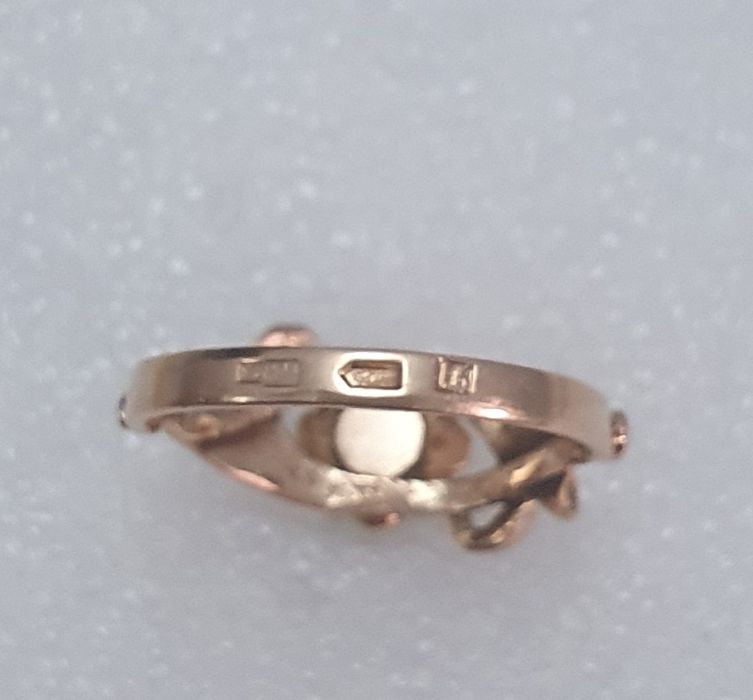 Кольцо     золотое.