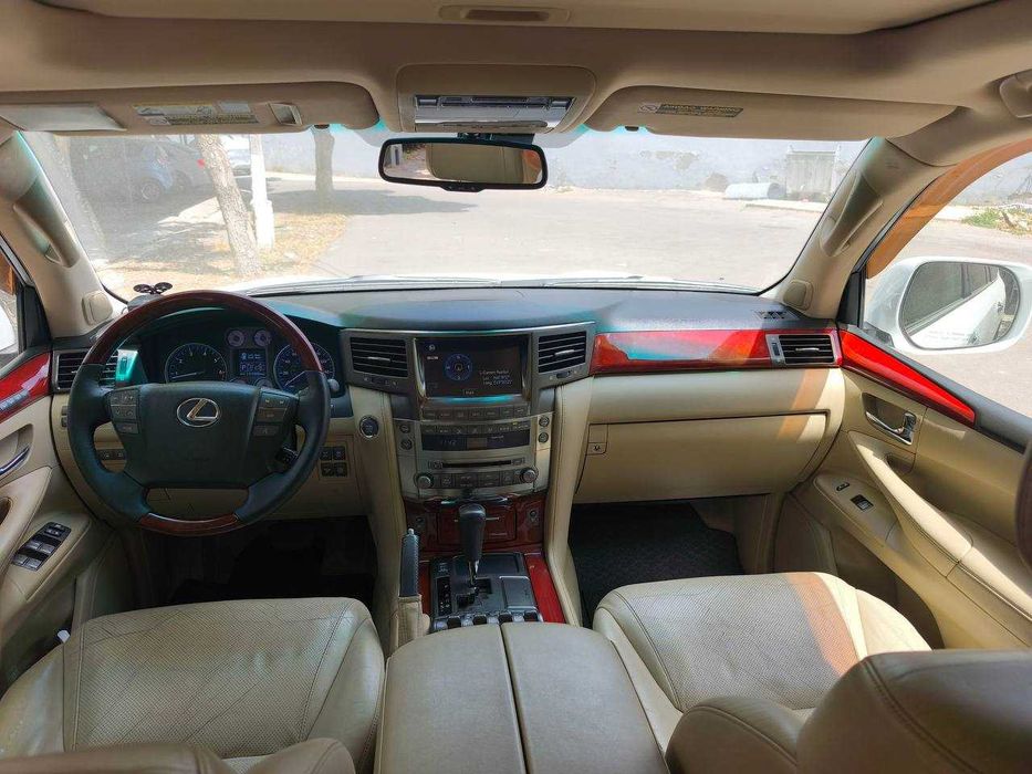 Продаётся Lexus 570 (J200)