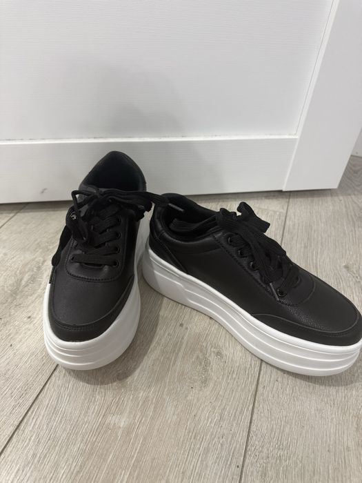 Крассовки черные новые