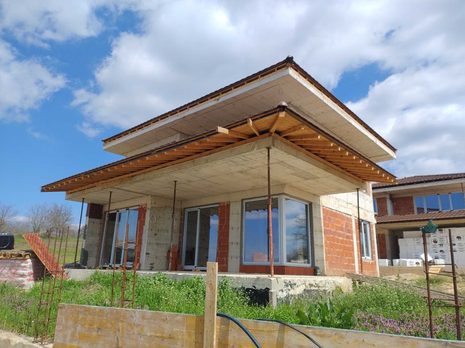 Двуетажна къща с 3 спални в Приселци в самостоятелен парцел