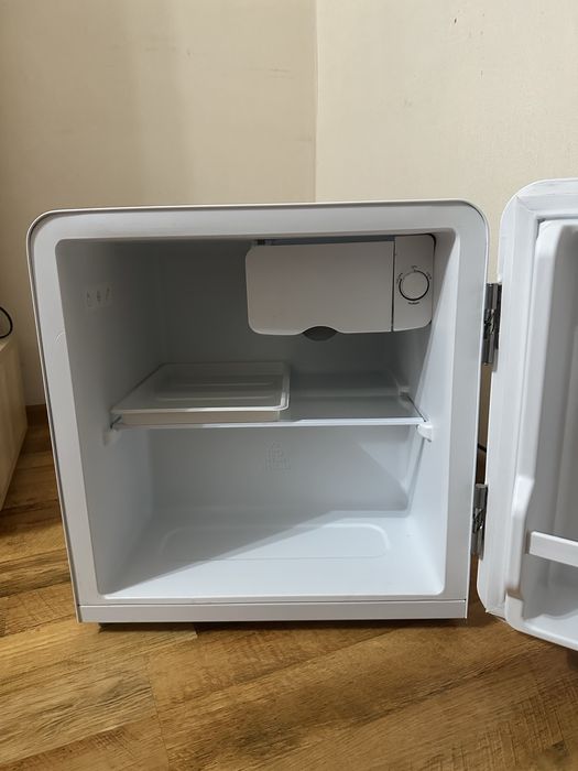 Продаю компактный холодильник AVA