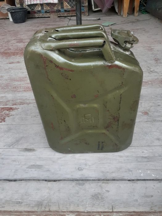 Продаётся железная канистра