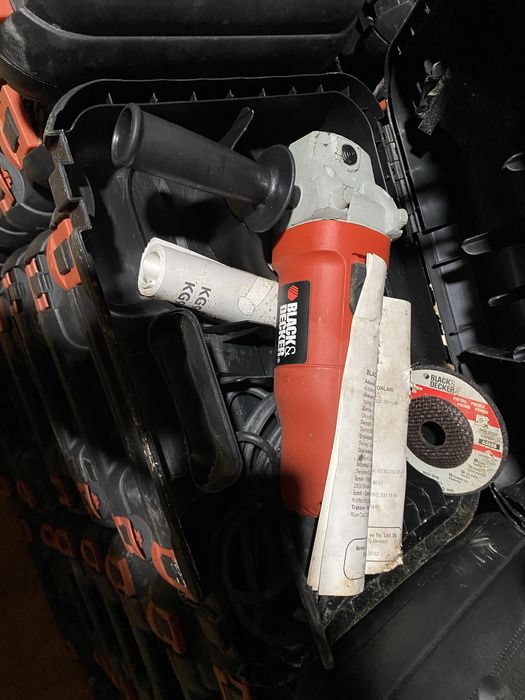 Болгарки BLACK & DECKER KG 915.