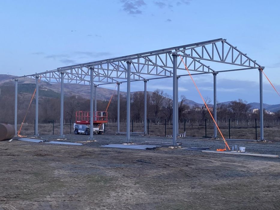 Продавам метално хале 9 широчина, 20 дължина, 4 височина.