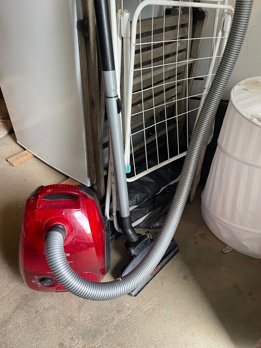Aspirator Bosch cu sac, 0.7l, cablu retractabil