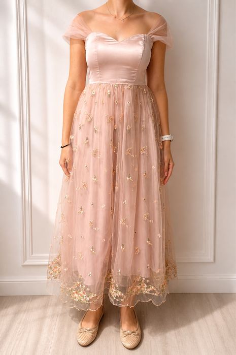 Rochie eleganta roz pudrat cu corset si tull brodat marime S noua