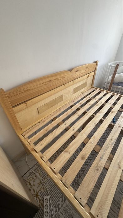 Продаётся двуспальная деревянная кровать ,