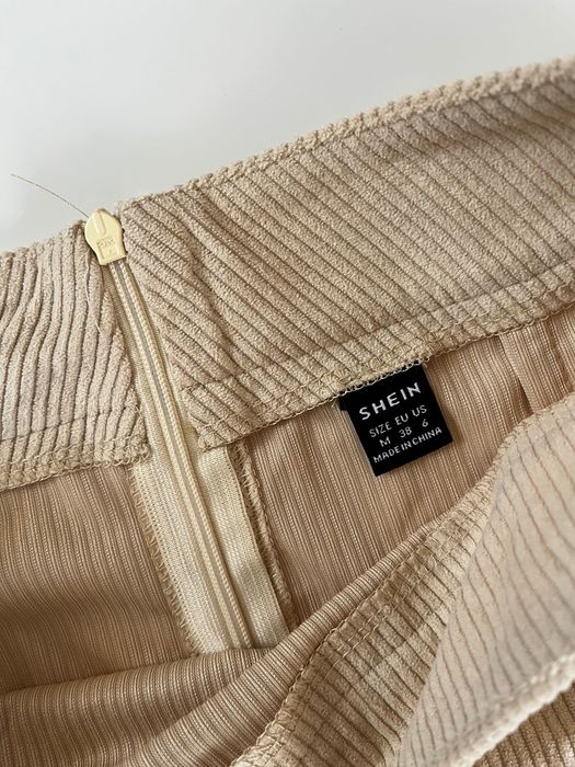 Къса пола в бежов цвят