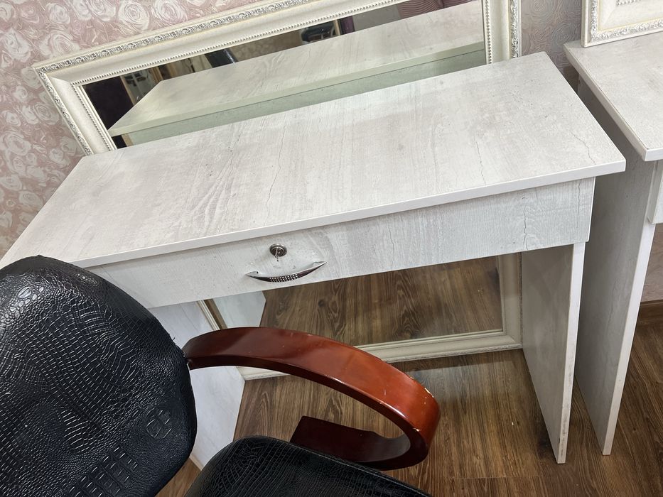 Кресло , зеркало , стол парикмахерское