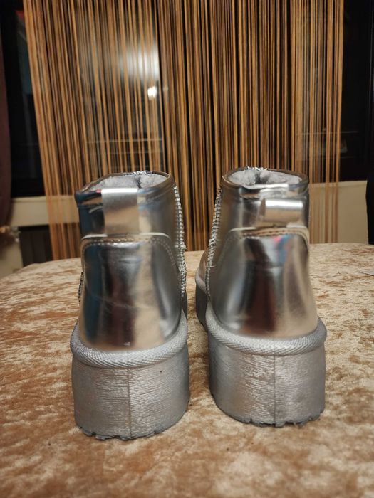 Ватирани сребърни ботуши