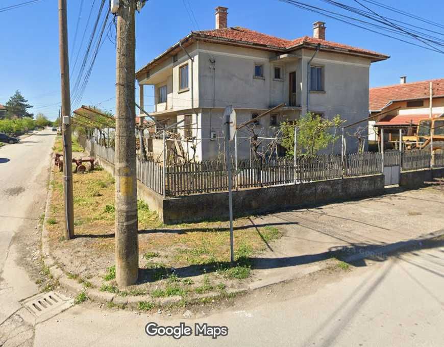 Двуетажна тухлена къща с гараж