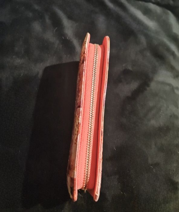 Луксозен и красив голям портфейл от качествен изкуствен лак. НОВ