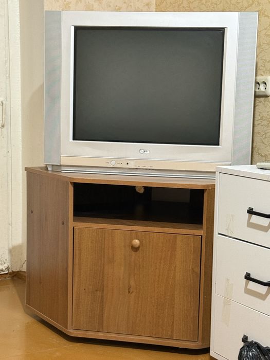 Продам телевизор с тумбочкой