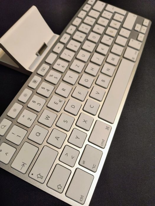 Tastatura APPLE A1359 cu dock IPad