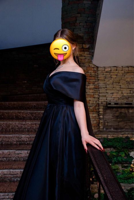 вечернее черное платье.