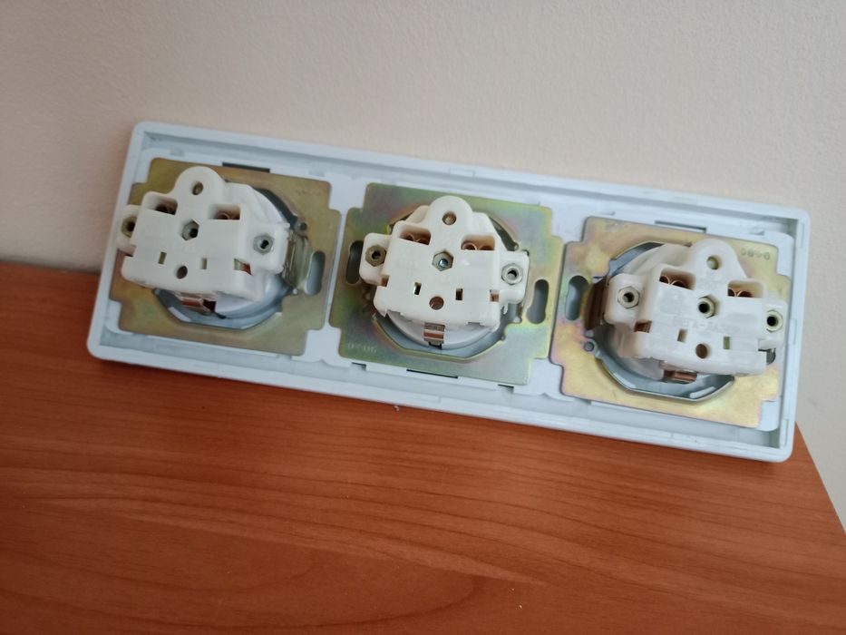 Розетка тройная 1321