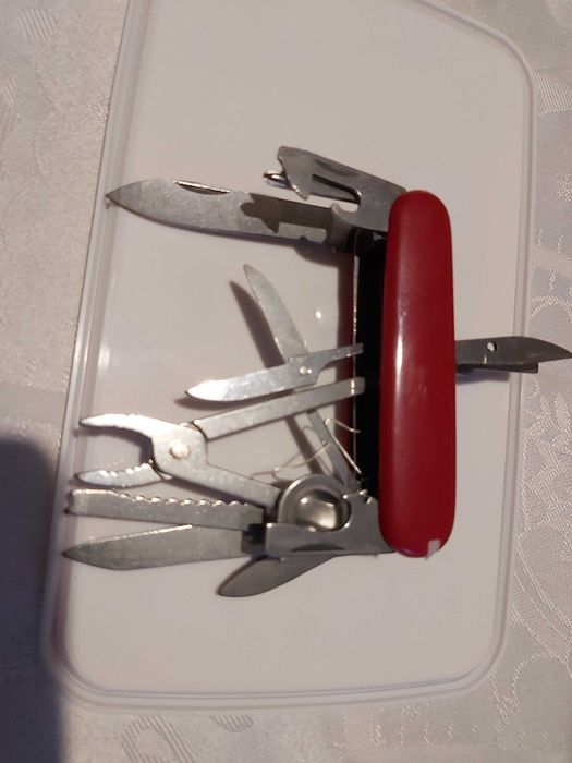 Briceag multifunctional