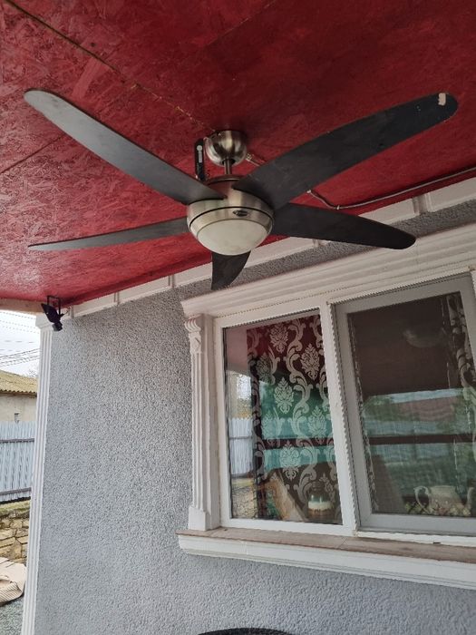 2 VENTILATOARE cu Lumina.300 roni bucata.