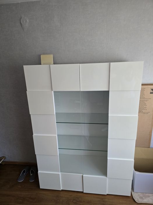 Продавам шкаф витрина за хол