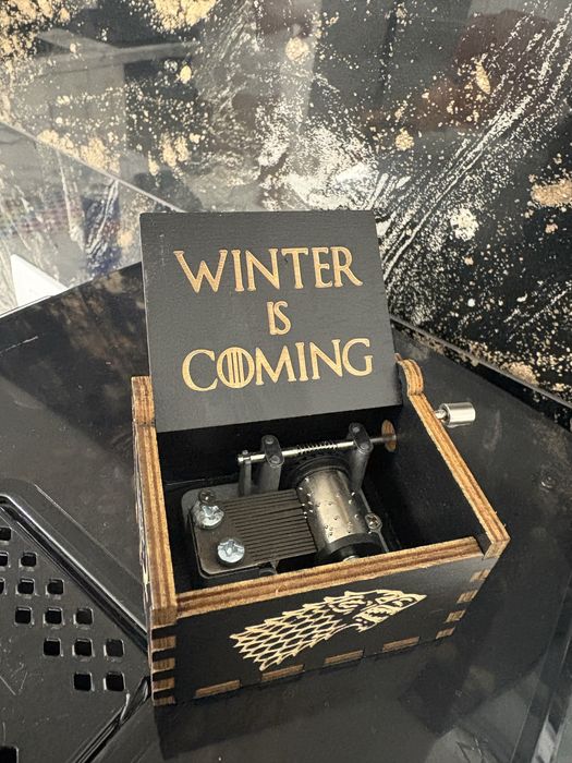 Cutie muzicală Game of Thrones Winter Is Coming cadou colecție lemn mecanică manivelă decor birou suvenir serial HBO Stark fan