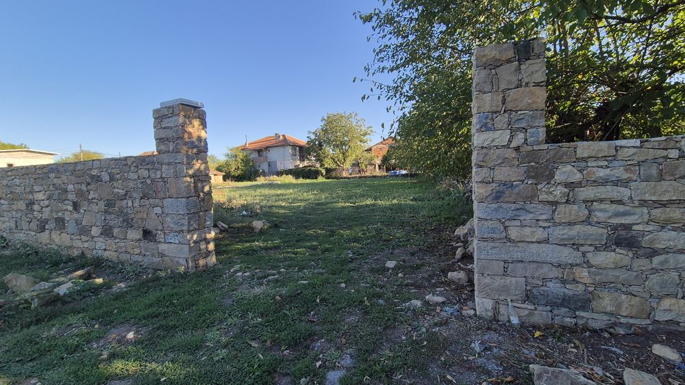 Продавам парцел с нова каменна ограда и 1500кв. с проект за къща 135кв. близо до В.Търново