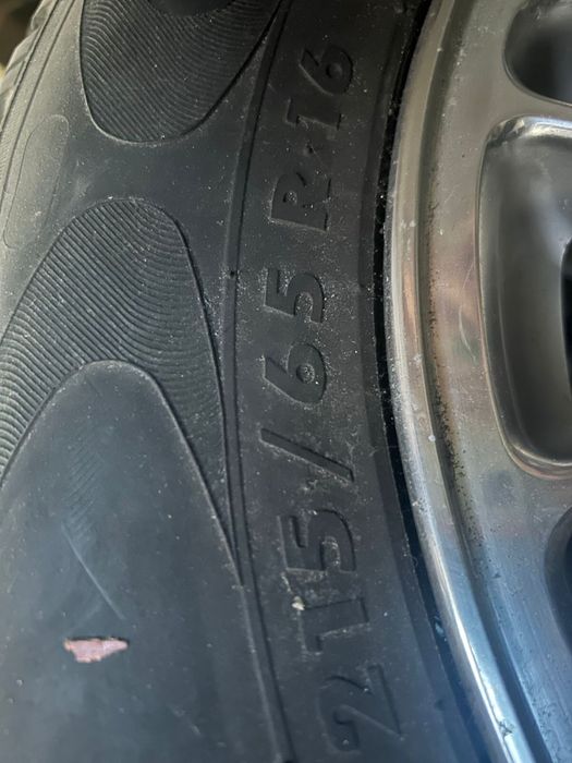 Зимние шины вместе с дисками  от Nissan Terrano