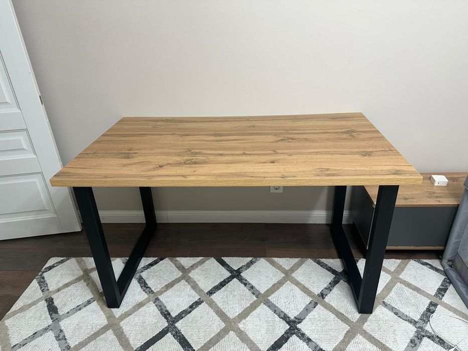 Продается стол (можно и в офис и в кухне)