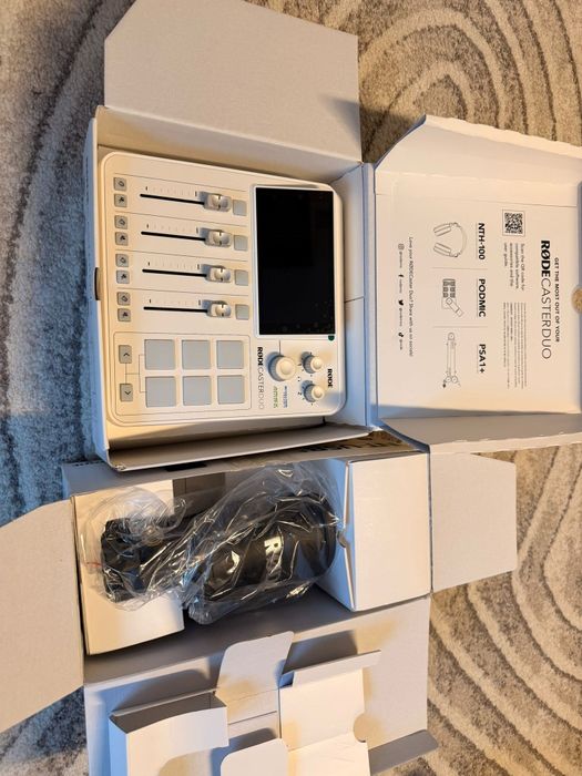 Pachet audio Rode Rodecaster Duo (alb) + Rode NT-USB+ (negru)