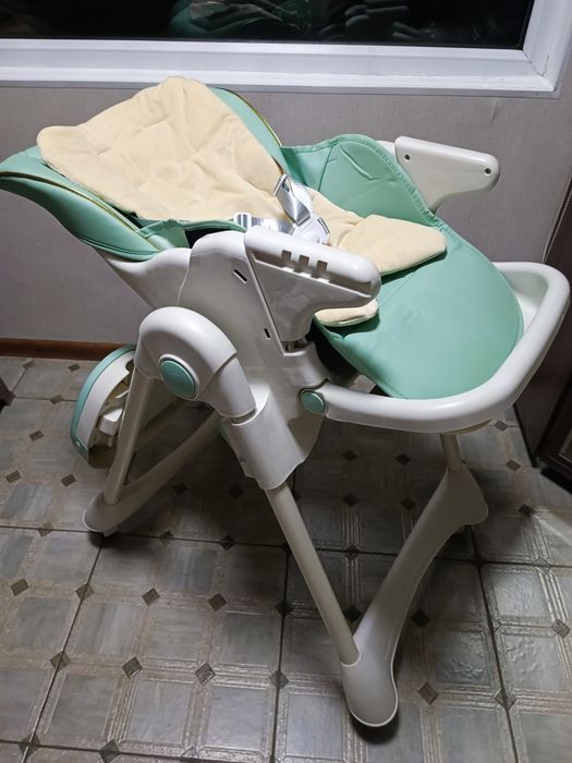 Детские стульчик, столик.