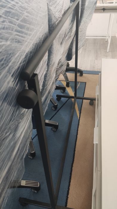 4 стула и 1 стойка для одежды