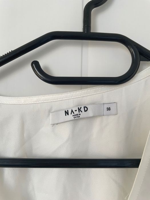 Бяла рокля с дълъг ръкав