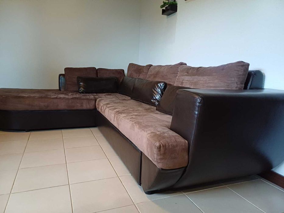 Разтегателен ъглов диван с лежанка