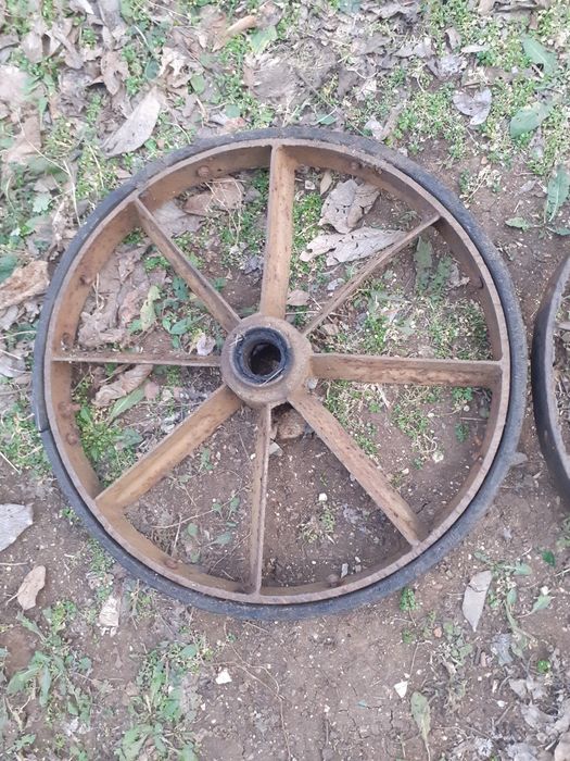 Метални колела, крака за пейка.