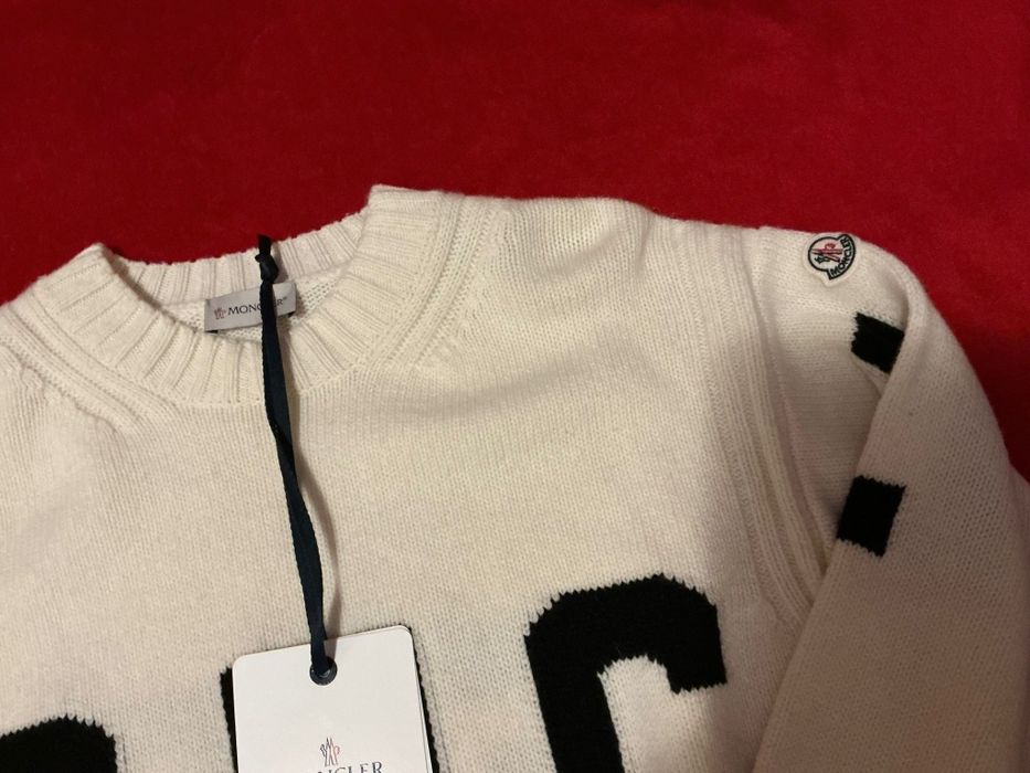 Bluza dama moncler alba cu scris pe ea