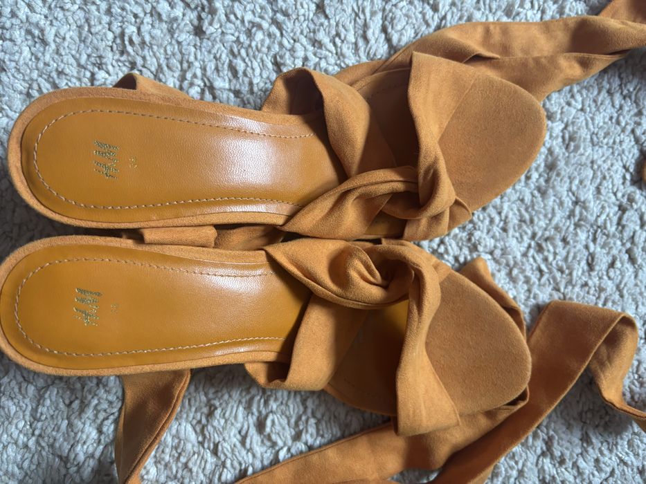 Sandale 38 cu  prindere snur pe picior  culoare mustar