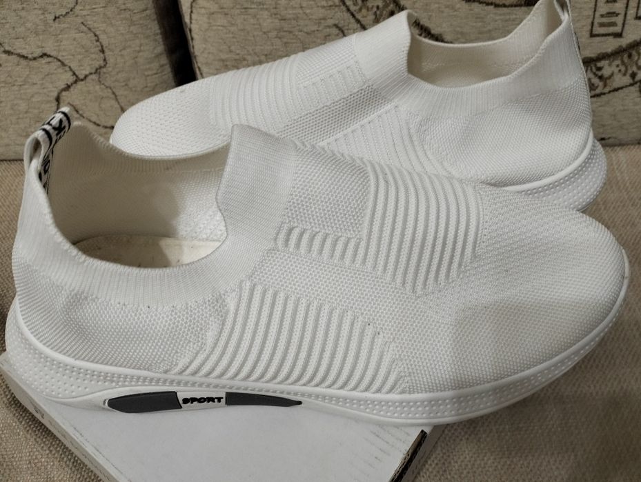 Продам спортивные  кроссовки