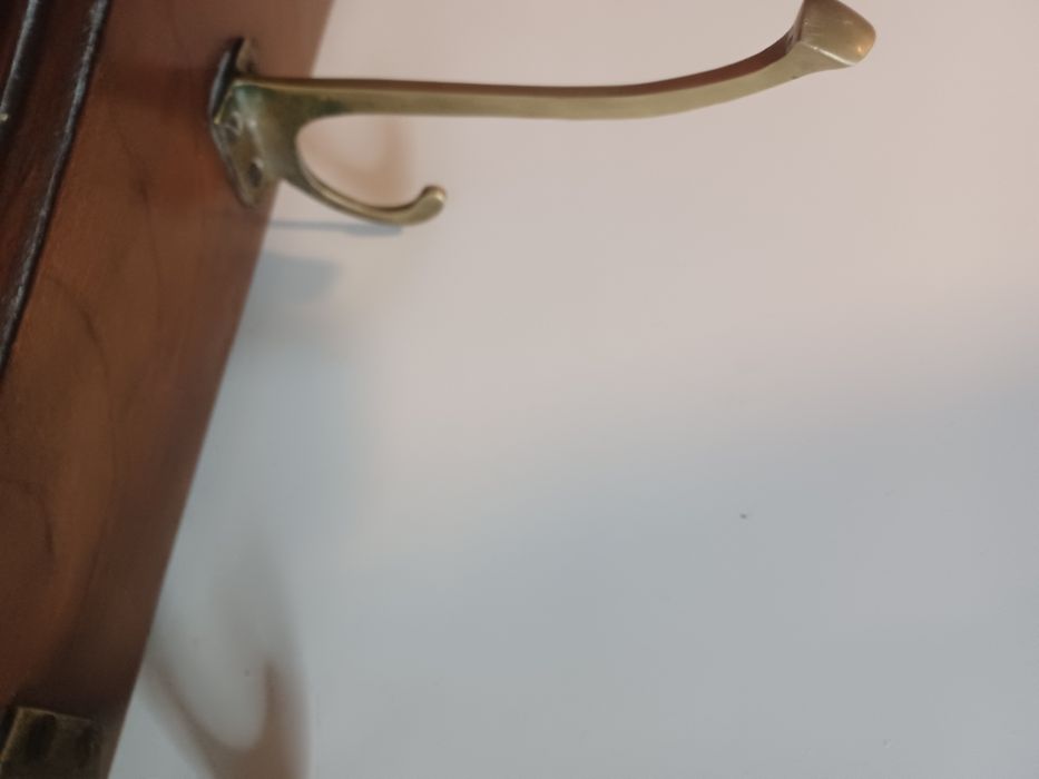 Стара ретро закачалка за стена. Орех и месинг.