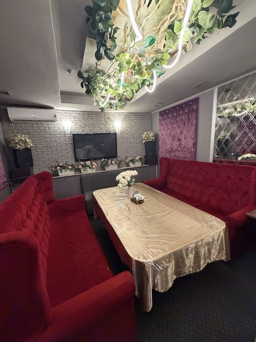 Продам диван для кафе и стол