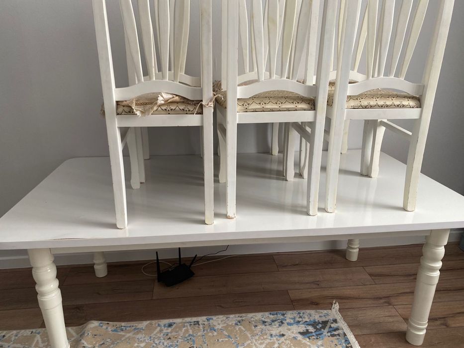 Стол 6 шт стулями и диван